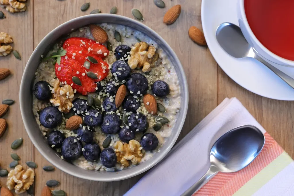 Bowl de desayuno con arándanos, frutilla, frutos secos y base de granola, ideal para quienes buscan comprar granola saludable.